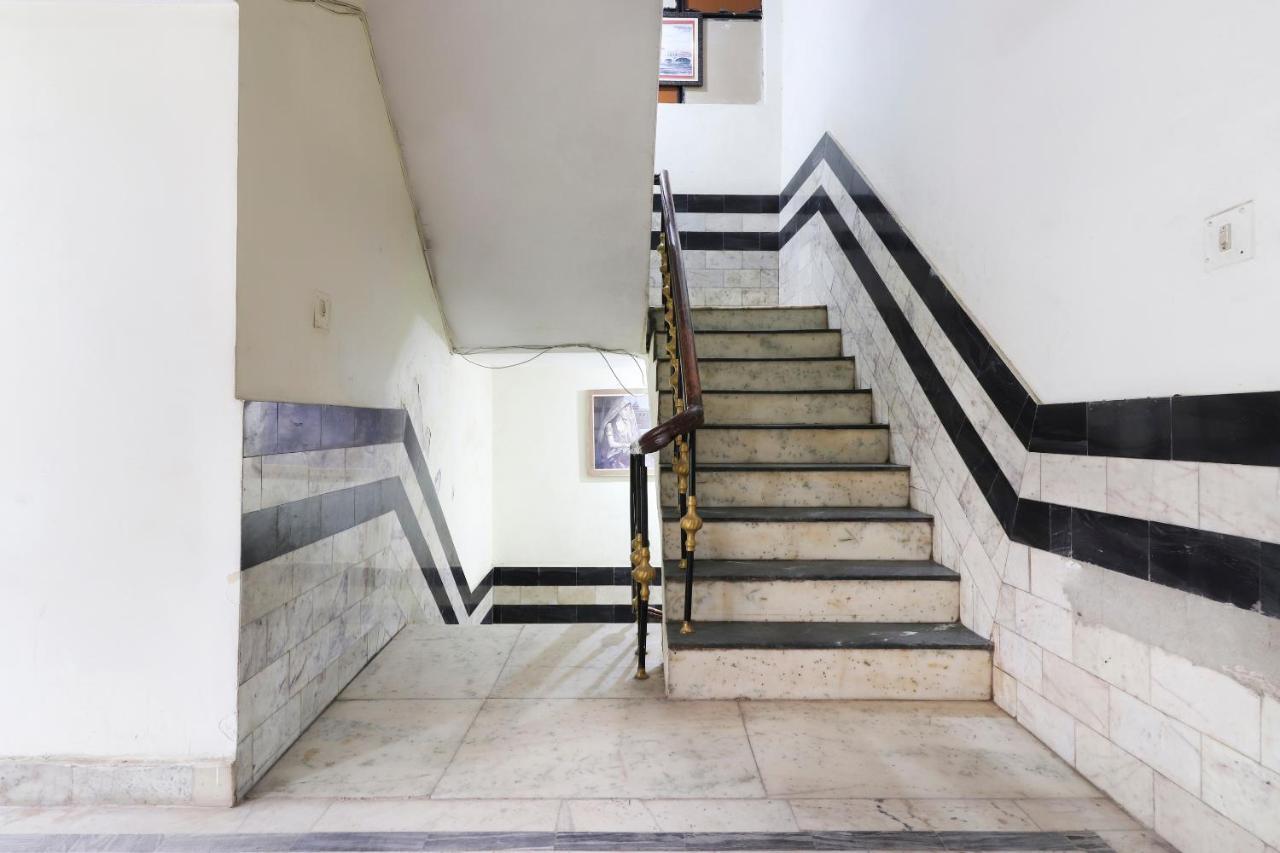 Oyo 40431 Hotel Amar Prem ลัคเนา ภายนอก รูปภาพ